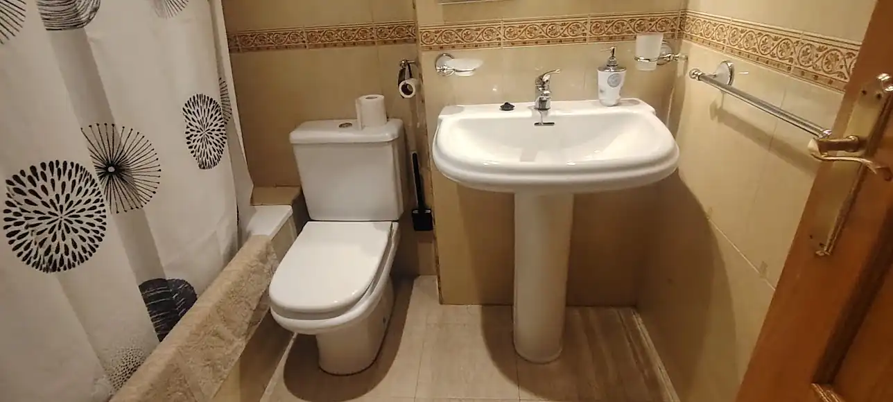 Badezimmer von Wohnung zur Miete in Linares mit Klimaanlage, Heizung und Möbliert