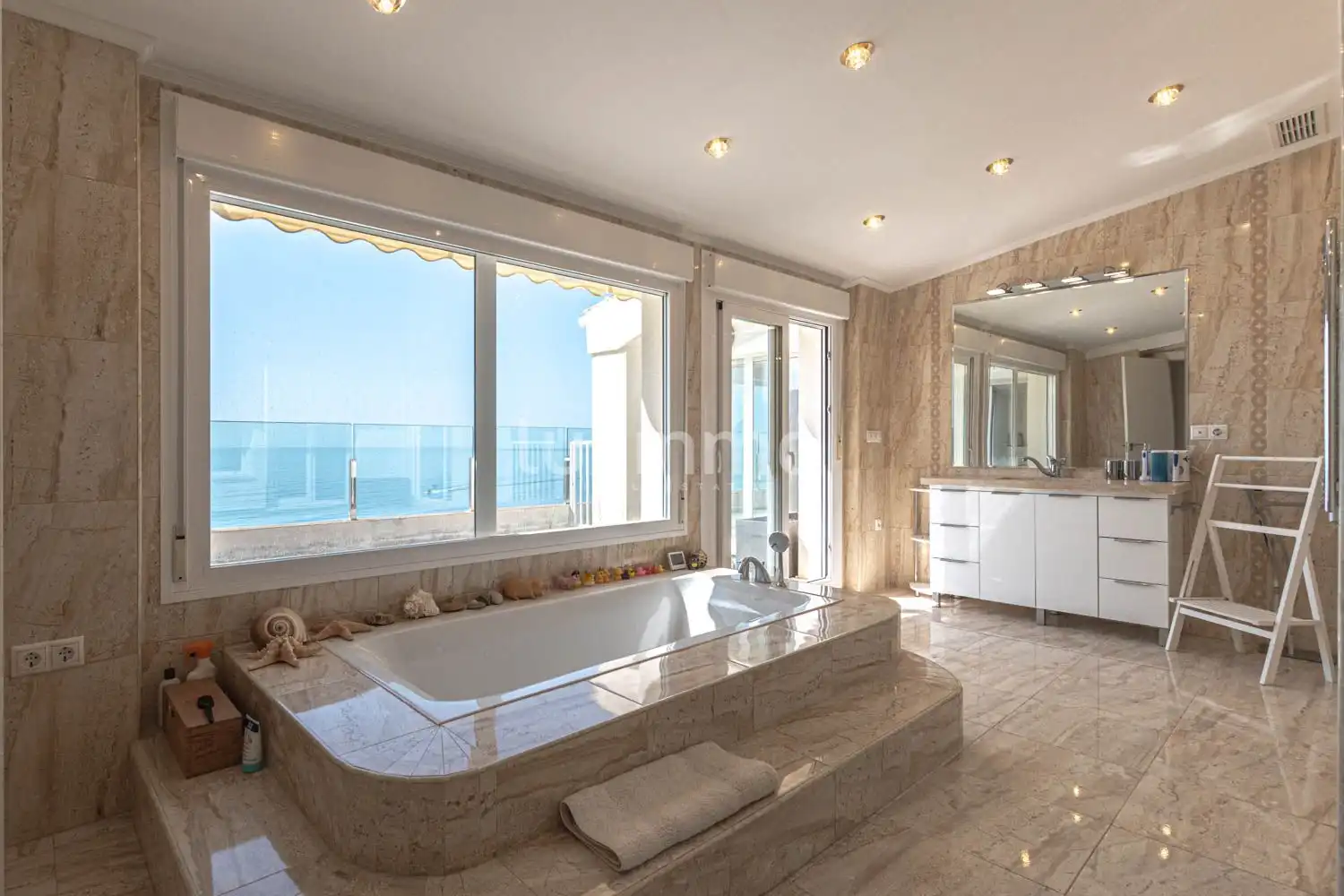 Badezimmer von Dachboden zum Verkauf in Altea mit Klimaanlage, Heizung und Privatgarten