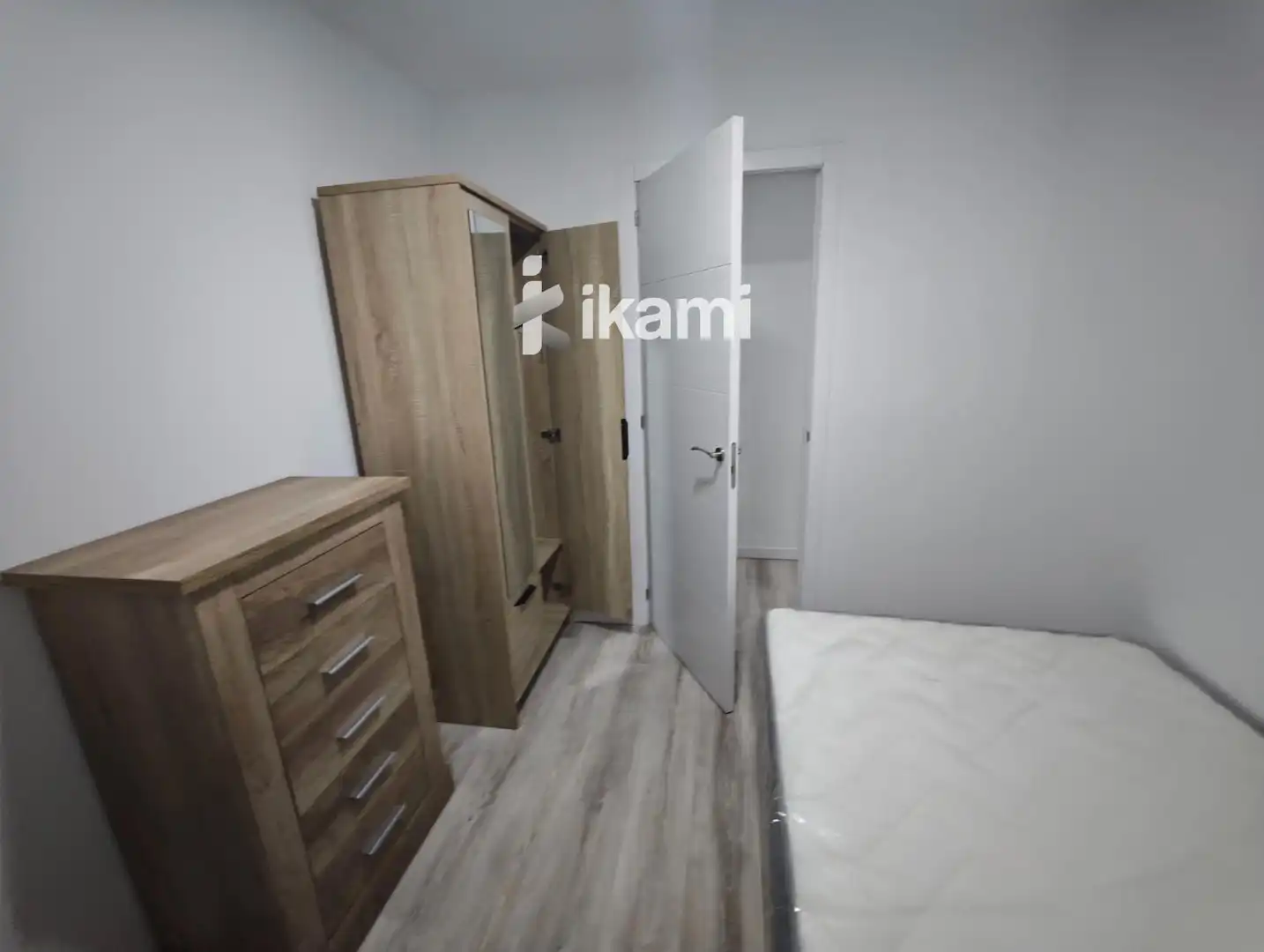 Habitación de Piso en venta en Madrid con Calefacción, Jardín privado y Amueblado