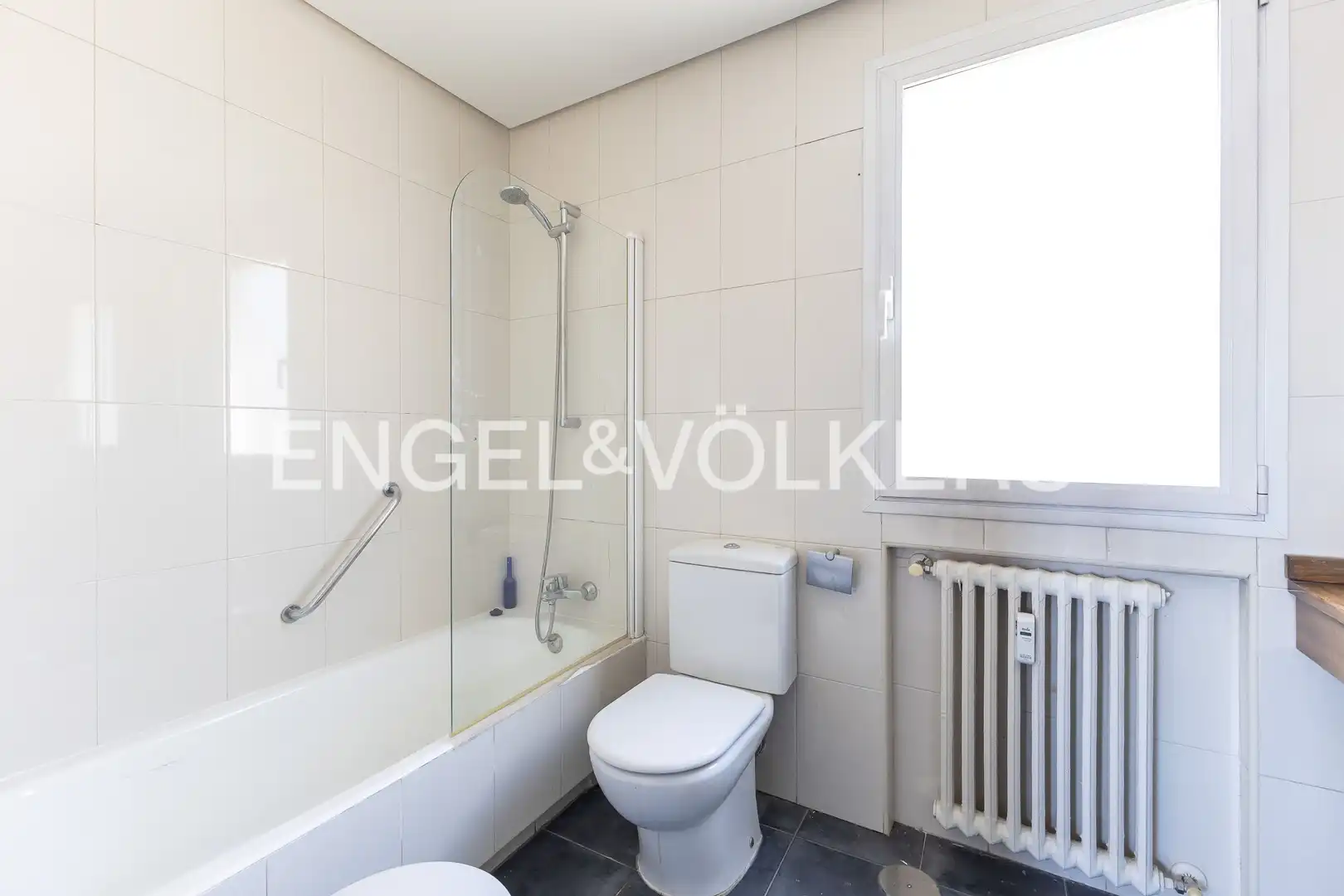 Badezimmer von Wohnung zum Verkauf in Madrid mit Klimaanlage, Heizung und Privatgarten