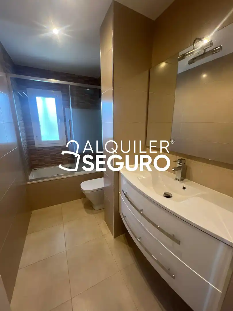 Bathroom of Flat for rent in Madrid  with Air Conditioner, Heating and Terrace