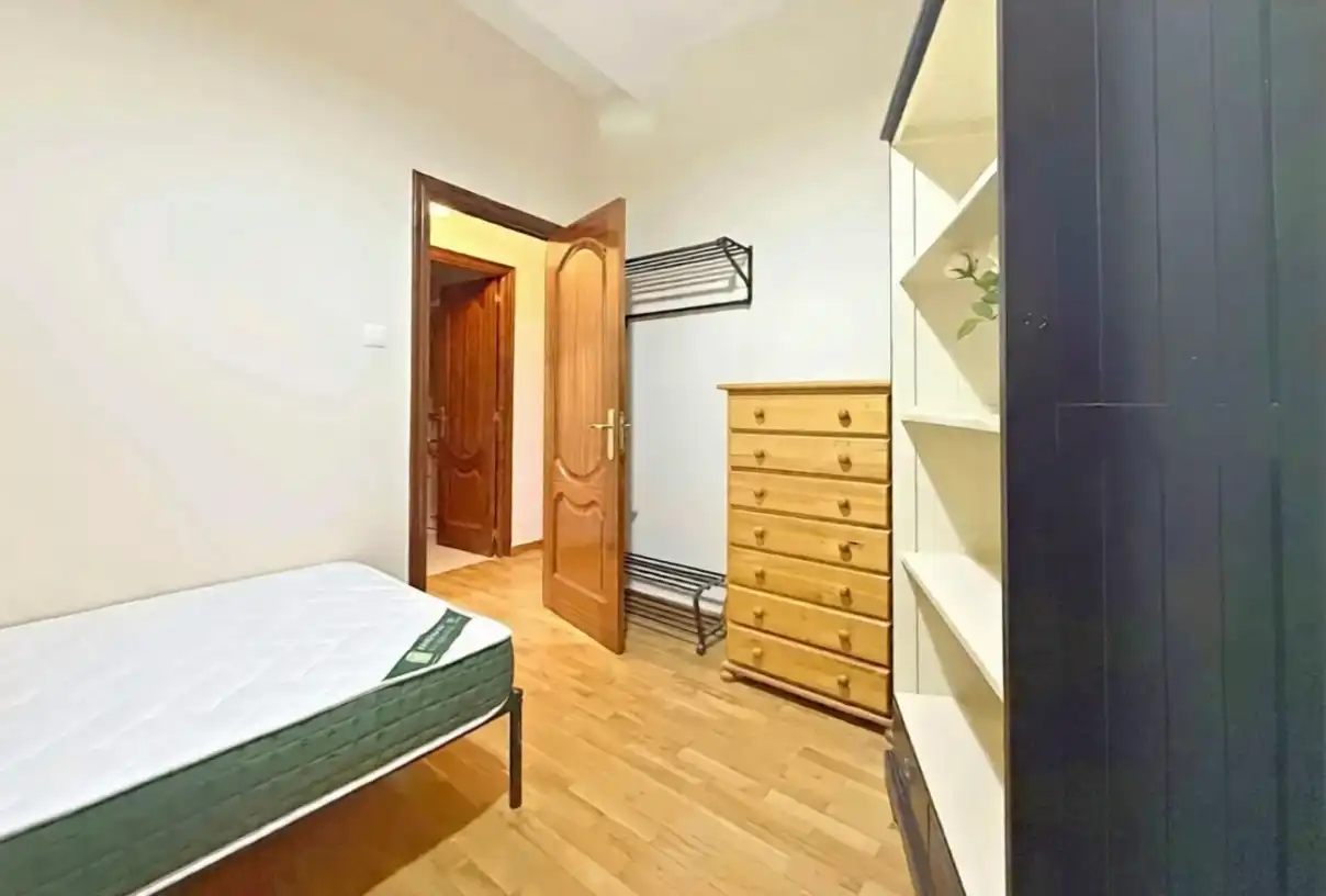 Habitación de Piso de alquiler en A Coruña Capital  con Calefacción, Terraza y Amueblado