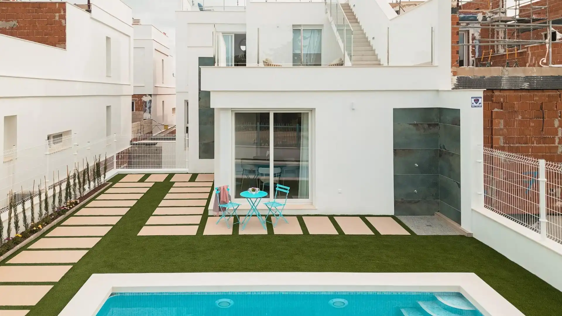 Piscina de Casa adosada en venda en Los Alcázares amb Aire condicionat, Jardí privat i Terrassa