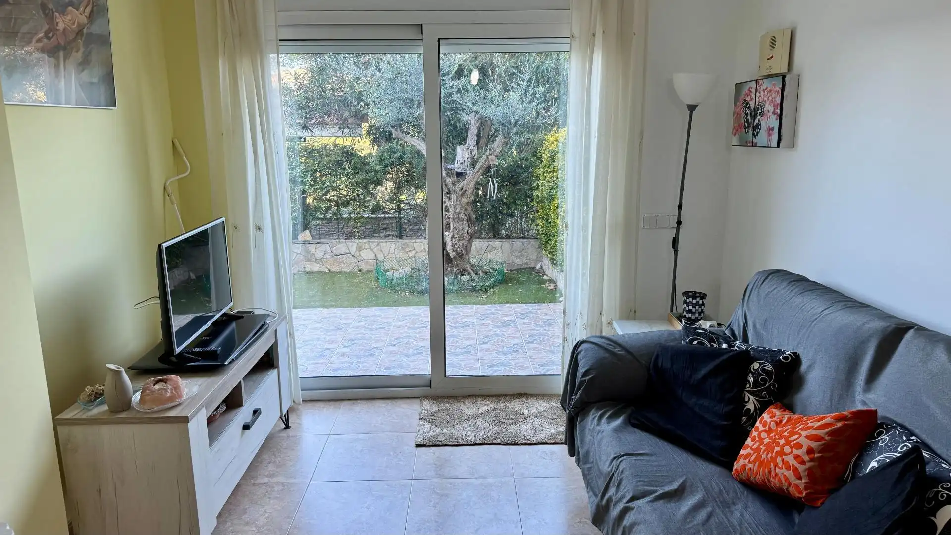 Sala de estar de Planta baja en venta en Castell d'Aro, Platja d'Aro i s'Agaró con Aire acondicionado, Jardín privado y Trastero