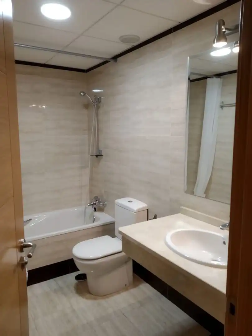 Badezimmer von Wohnungen zur Miete in Málaga mit Waschmaschine, Mikrowelle und Gemeinschaftspool