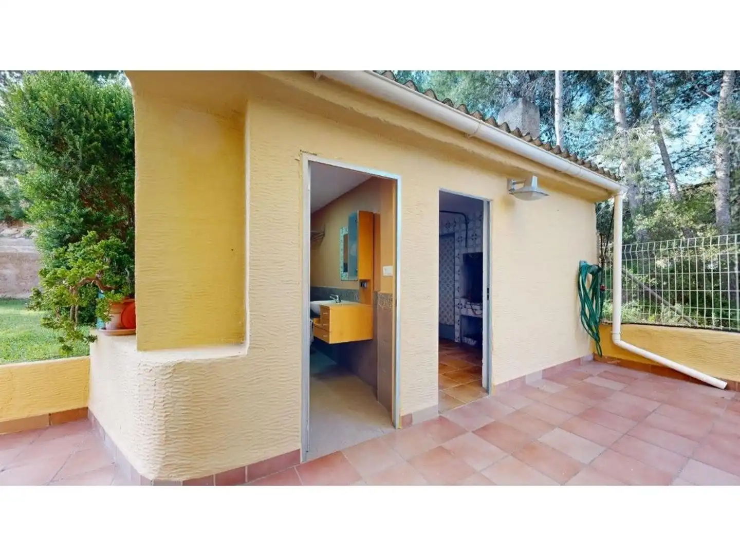Vista exterior de Casa o xalet en venda en Riba-roja de Túria amb Aire condicionat, Calefacció i Jardí privat
