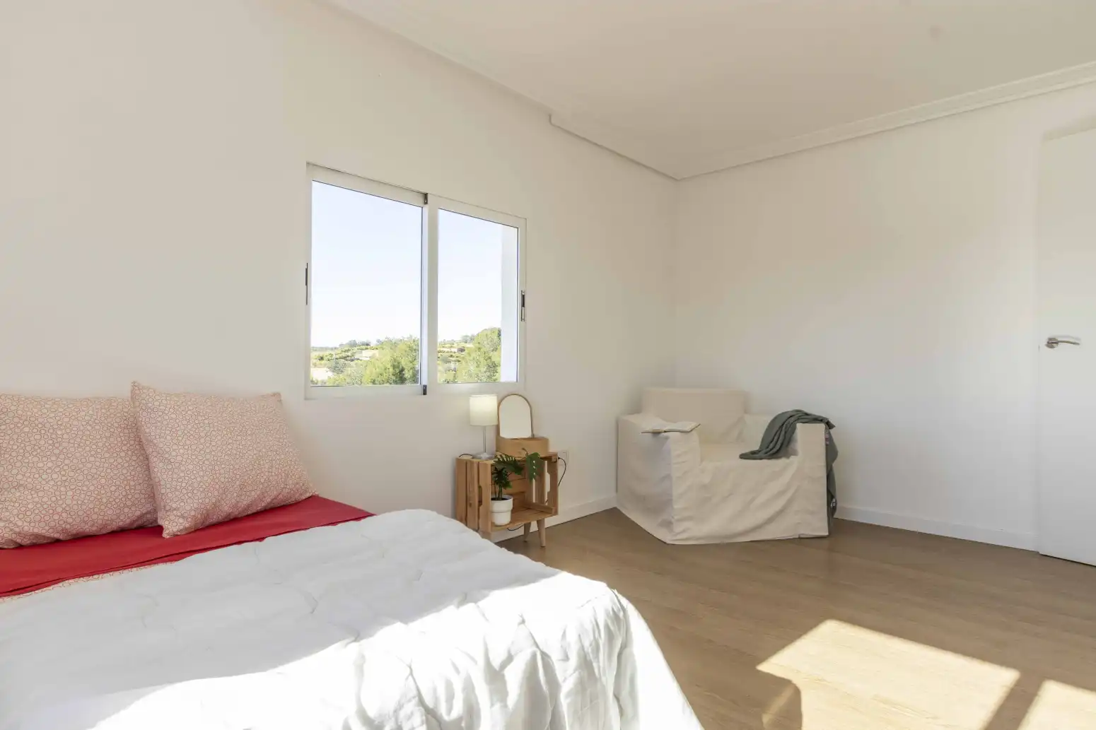 Dormitori de Casa o xalet en venda en La Pobla de Vallbona amb Jardí privat i Piscina