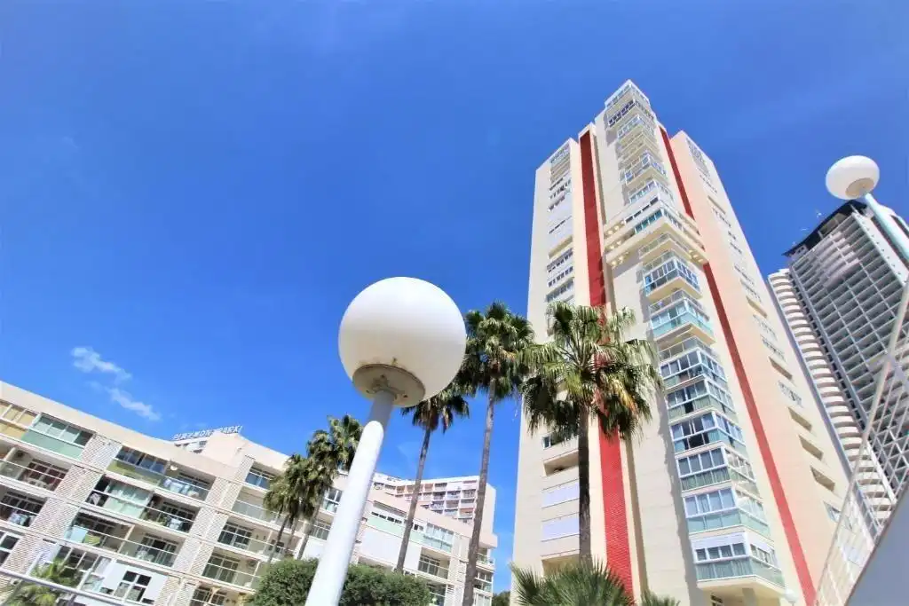 Außenansicht von Wohnungen zum Verkauf in Benidorm mit Klimaanlage, Heizung und Privatgarten