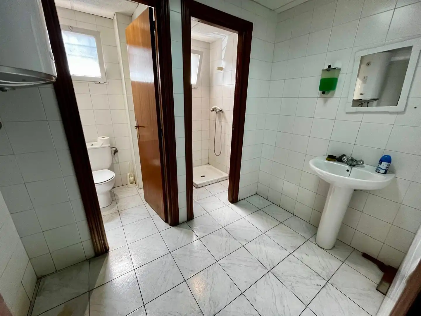 Badezimmer von Fabrikhallen zum Verkauf in Badajoz