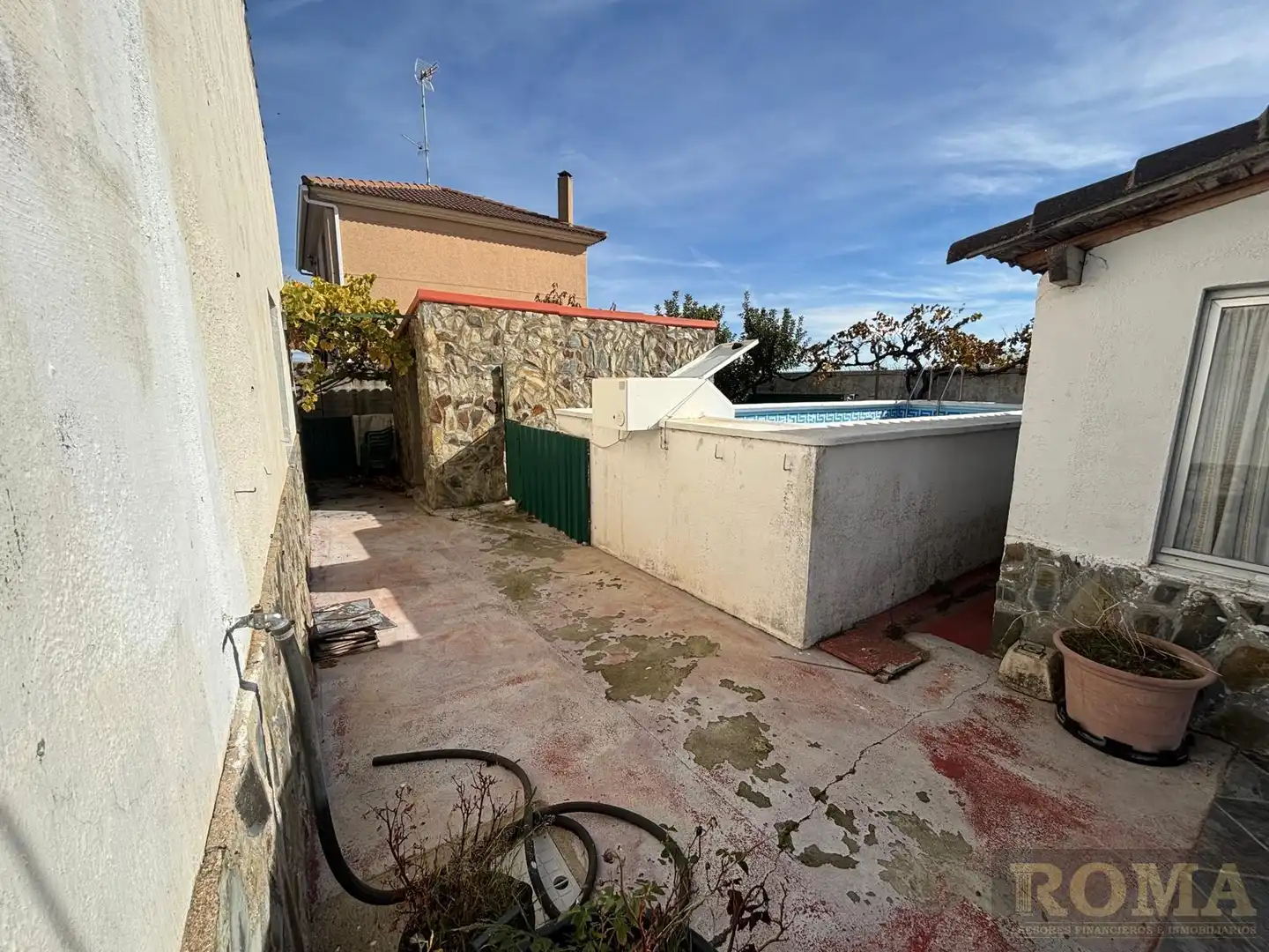 Vista exterior de Casa o xalet en venda en Calvarrasa de Abajo amb Aire condicionat, Calefacció i Terrassa