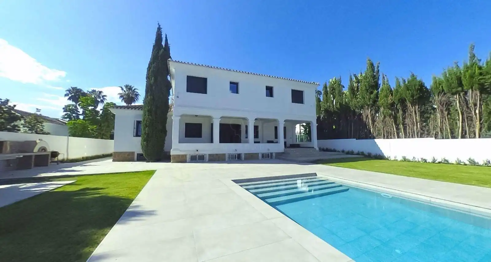Vista exterior de Casa o xalet de lloguer en Marbella amb Jardí privat i Piscina