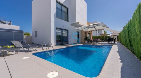 Esta preciosa villa independiente de tres dormitorios y dos baños está situada en la codiciada zona de Ciudad Quesada. Situada en, imatge 2