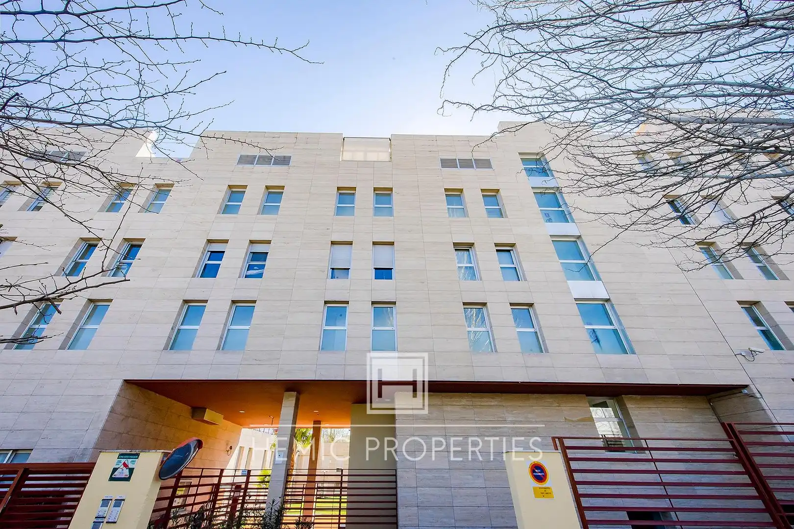 Außenansicht von Dachboden zum Verkauf in Tres Cantos mit Klimaanlage, Privatgarten und Terrasse