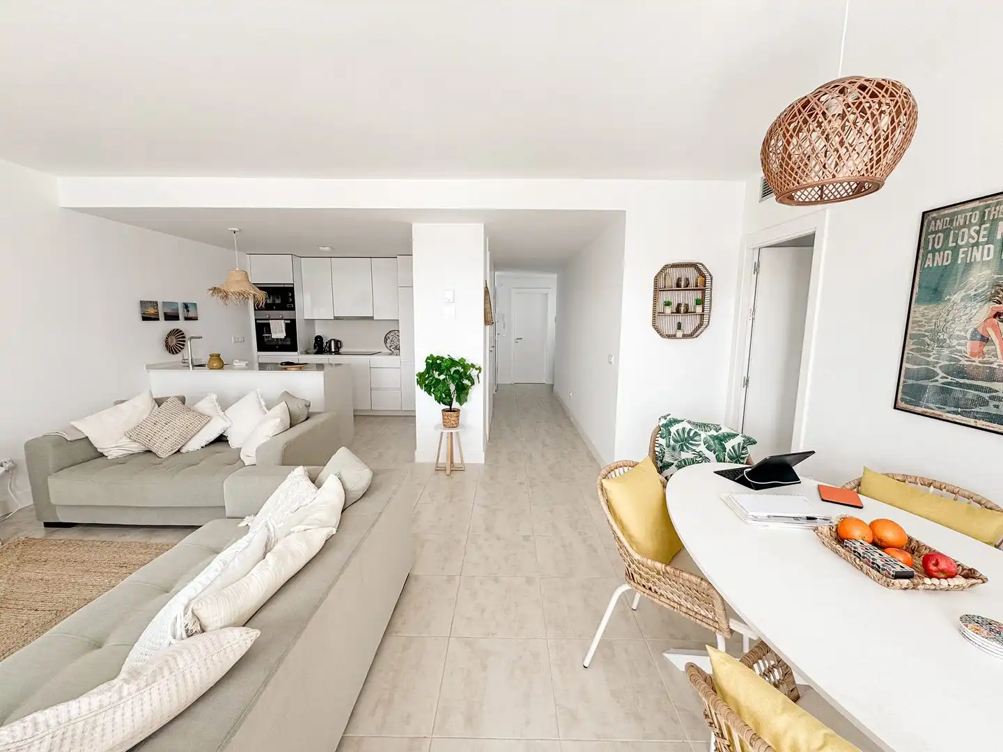Wohnzimmer von Dachboden zum Verkauf in Manilva mit Klimaanlage, Heizung und Terrasse