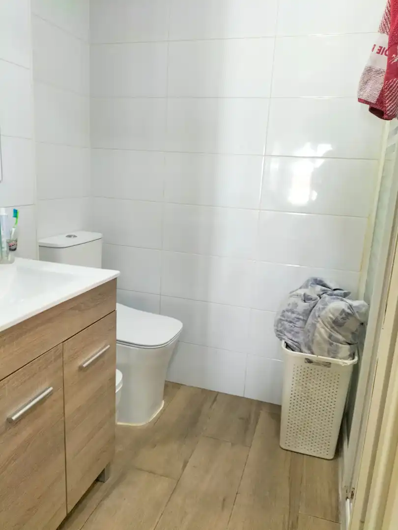 Baño de Casa adosada en venta en Sanlúcar la Mayor con Aire acondicionado