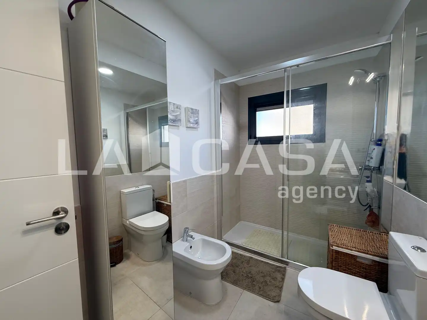 Baño de Casa adosada en venta en Dos Hermanas con Aire acondicionado y Piscina