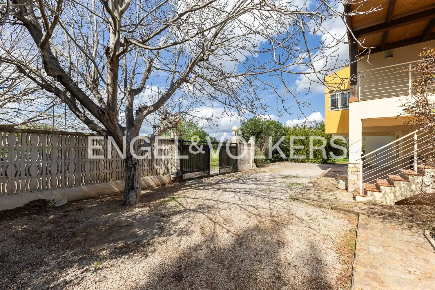 Vista exterior de Casa o xalet en venda en La Pobla Llarga amb Calefacció i Jardí privat