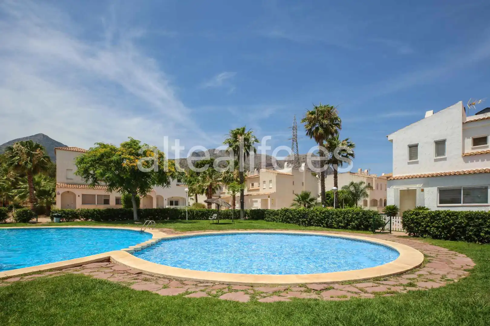 Vista exterior de Casa adosada en venda en La Nucia amb Terrassa i Piscina comunitària