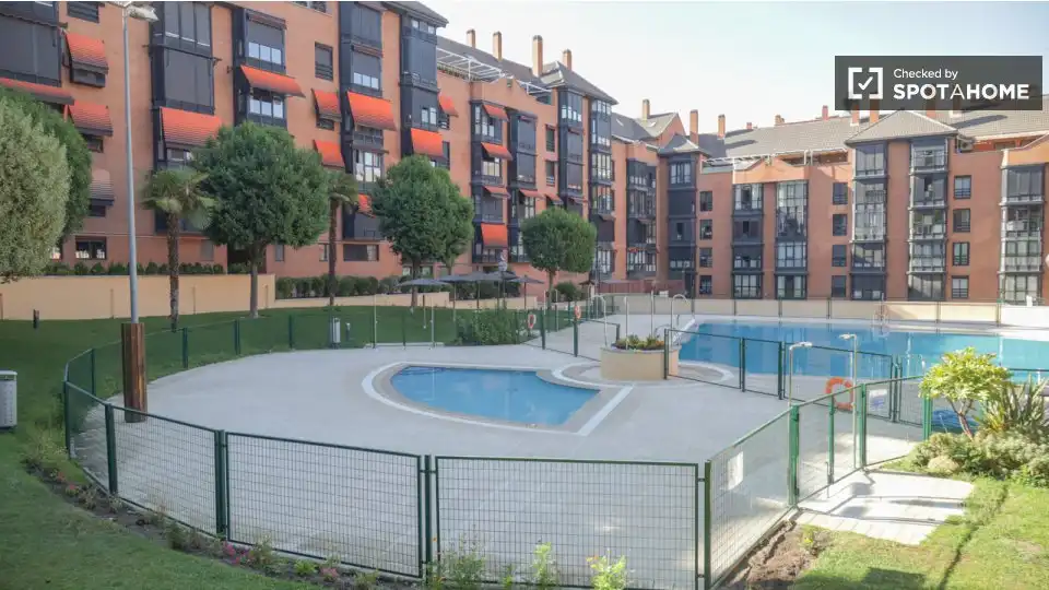 Piscina de Pis per a compartir en Madrid amb Aire condicionat, Calefacció i Terrassa