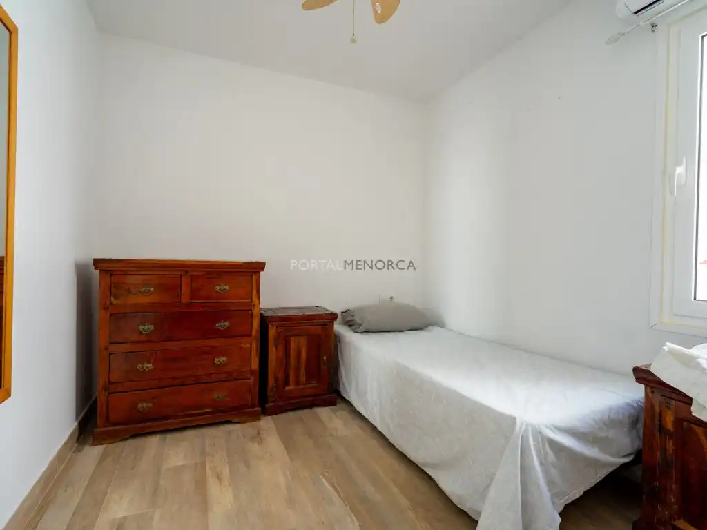Schlafzimmer von Wohnung zum Verkauf in Es Castell mit Klimaanlage