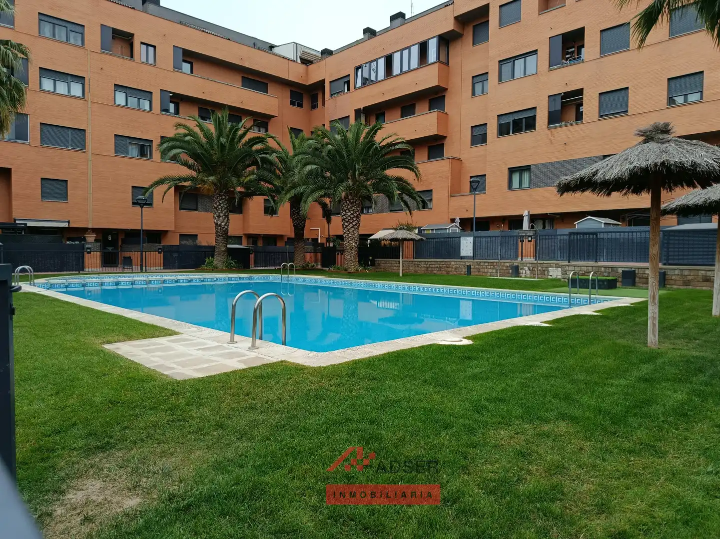Piscina de Piso en venta en Lardero con Calefacción, Jardín privado y Parquet