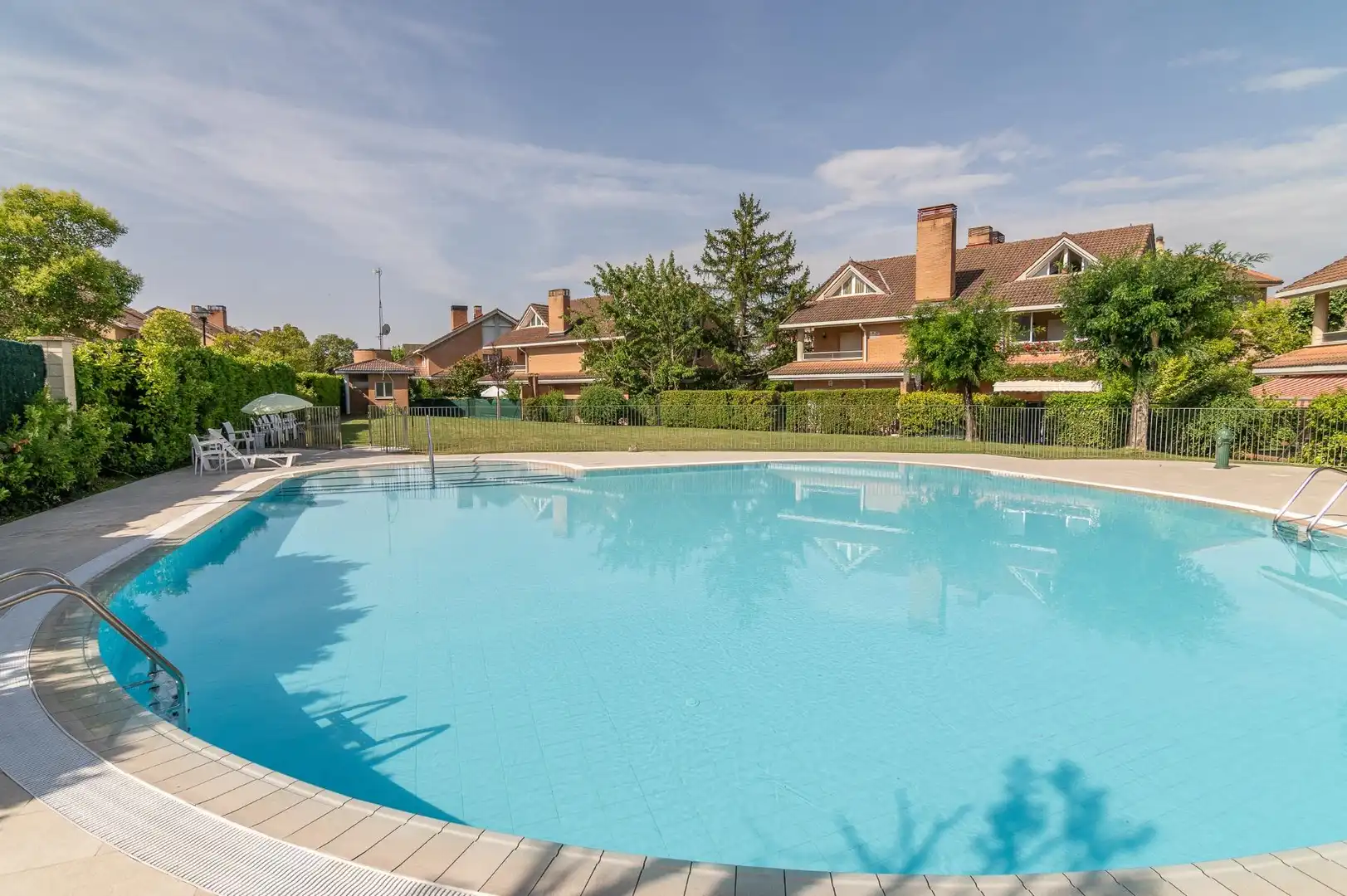 Schwimmbecken von Einfamilien-Reihenhaus zum Verkauf in Valle de Egüés / Eguesibar mit Klimaanlage, Heizung und Privatgarten