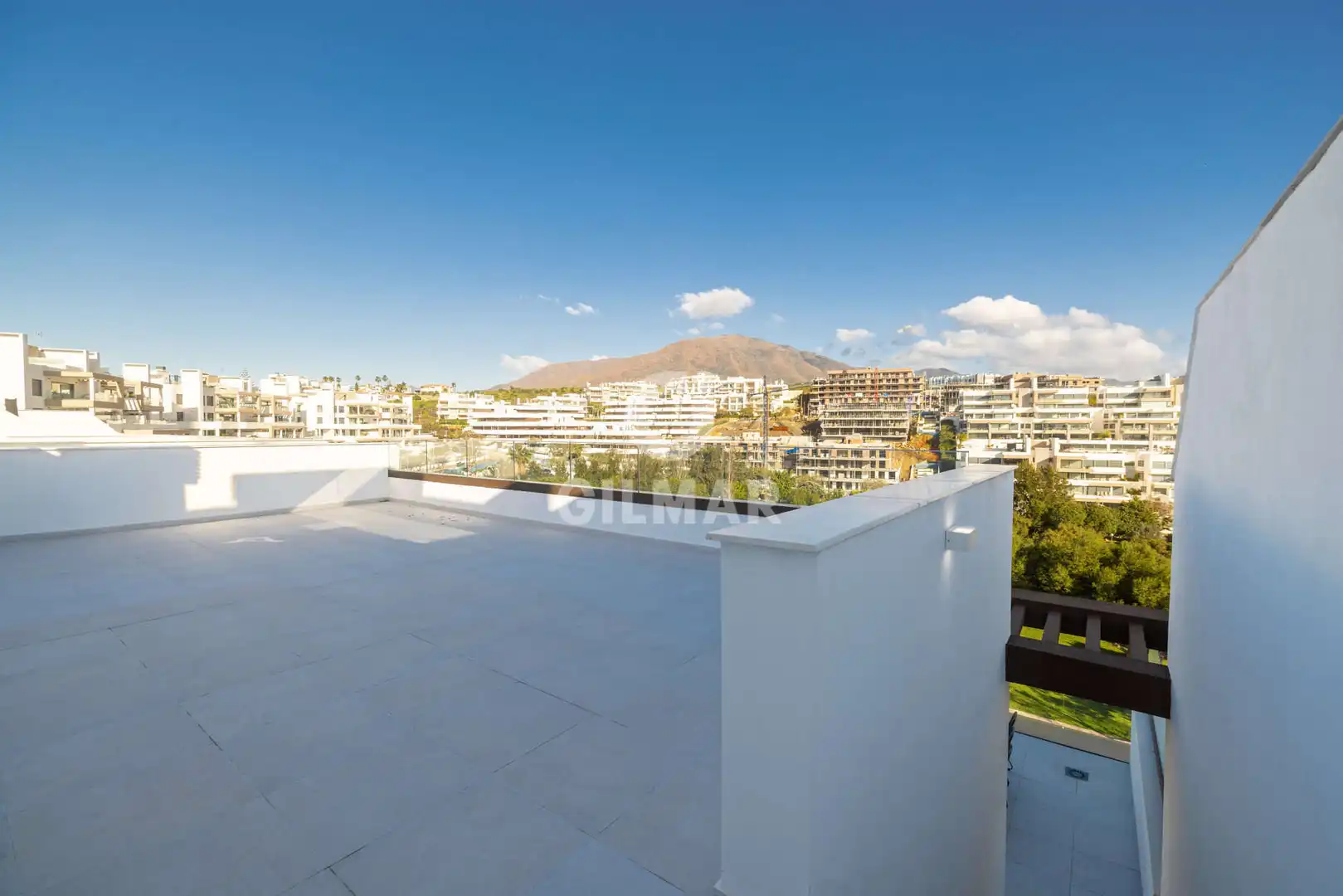 Vista exterior de Ático en venta en Estepona con Calefacción, Trastero y Piscina