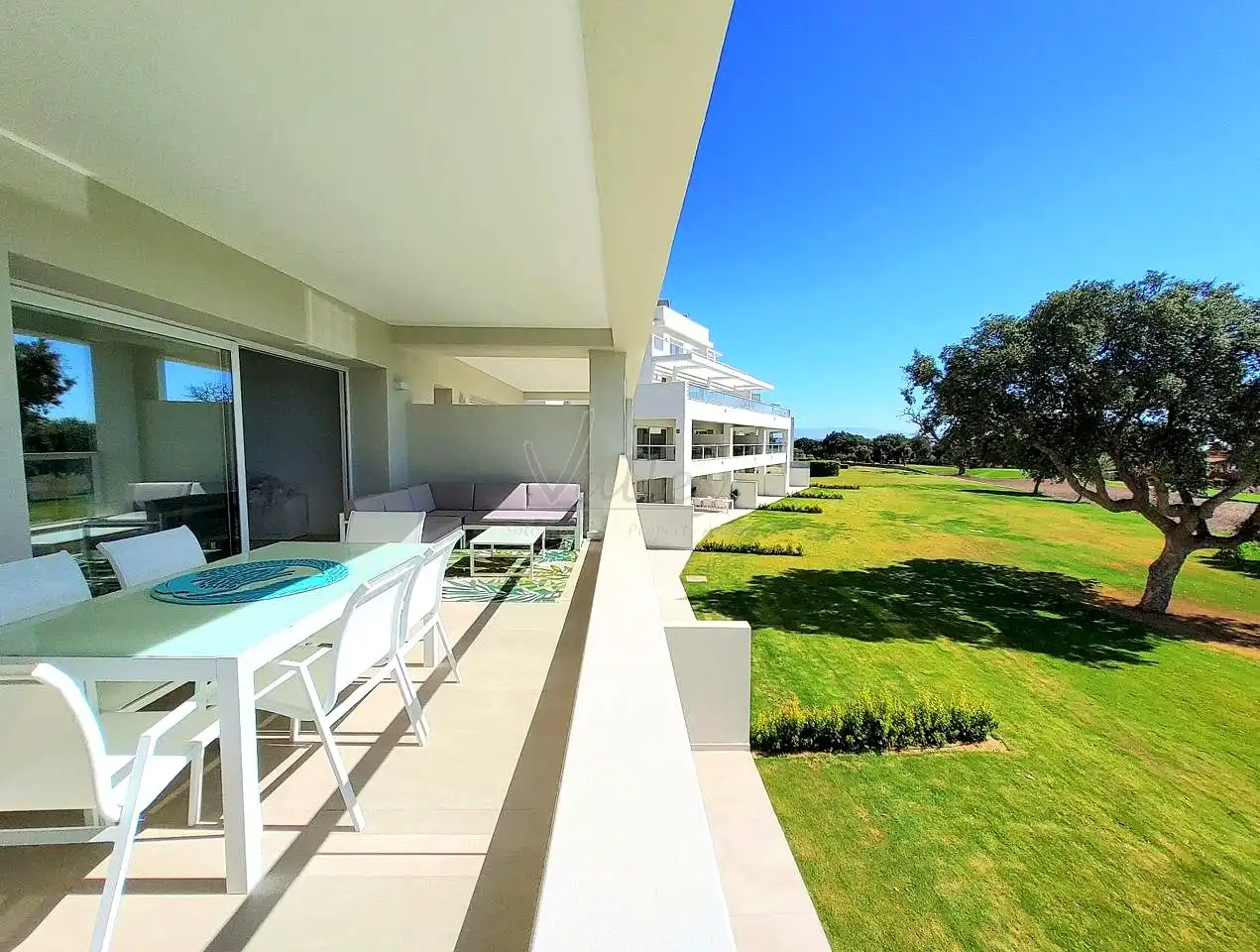 Terrasse von Wohnungen zum Verkauf in Sotogrande mit Klimaanlage, Terrasse und Möbliert