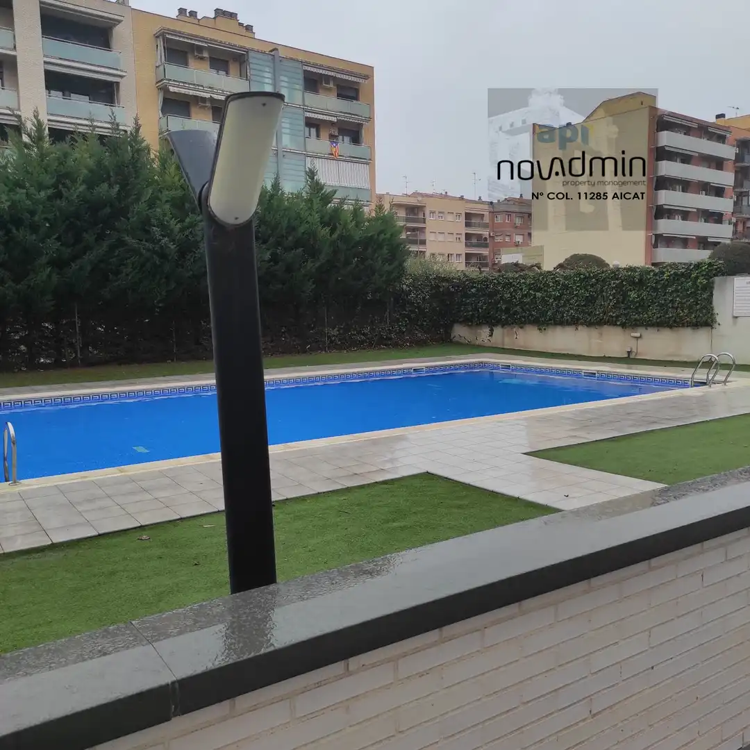 Piscina de Oficina en venta en Lleida con Calefacción, Balcón y Internet