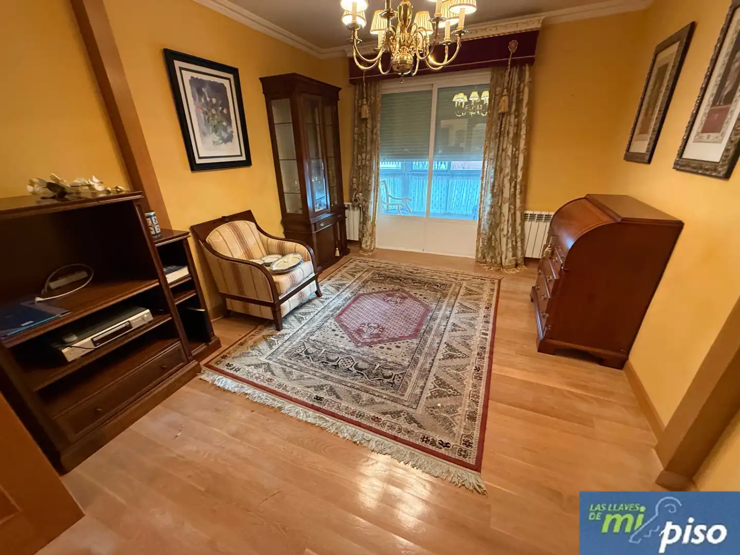 Sala d'estar de Casa o xalet en venda en Santovenia de Pisuerga amb Calefacció, Jardí privat i Parquet