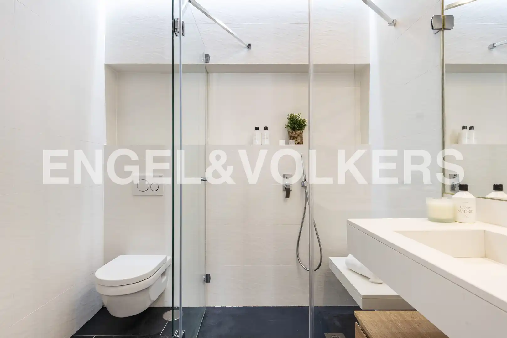 Bany de Apartament de lloguer en Madrid amb Aire condicionat, Calefacció i Moblat