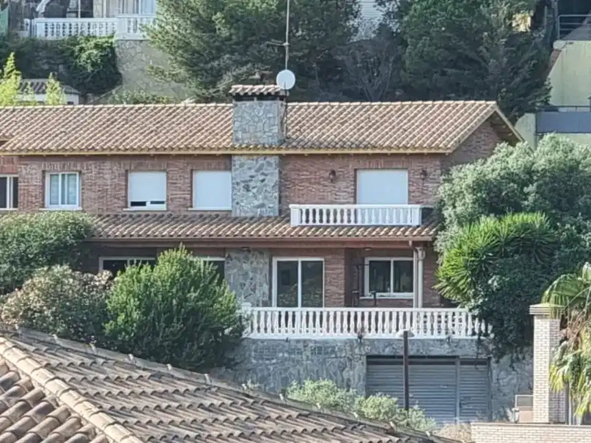 Vista exterior de Casa o xalet de lloguer en Sant Fost de Campsentelles amb Terrassa, Piscina i Balcó
