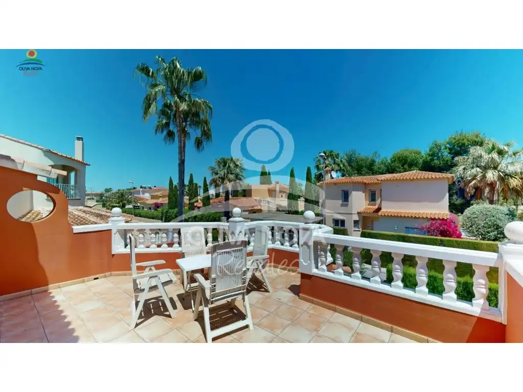 Vista exterior de Casa o xalet en venda en Oliva amb Jardí privat, Terrassa i Piscina