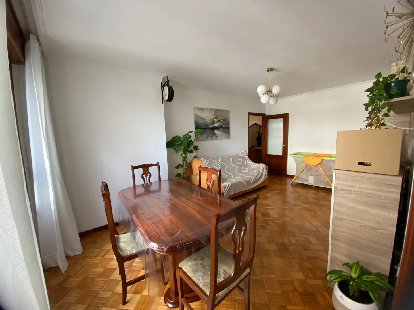 Menjador de Pis en venda en Vigo  amb Calefacció, Parquet i Terrassa