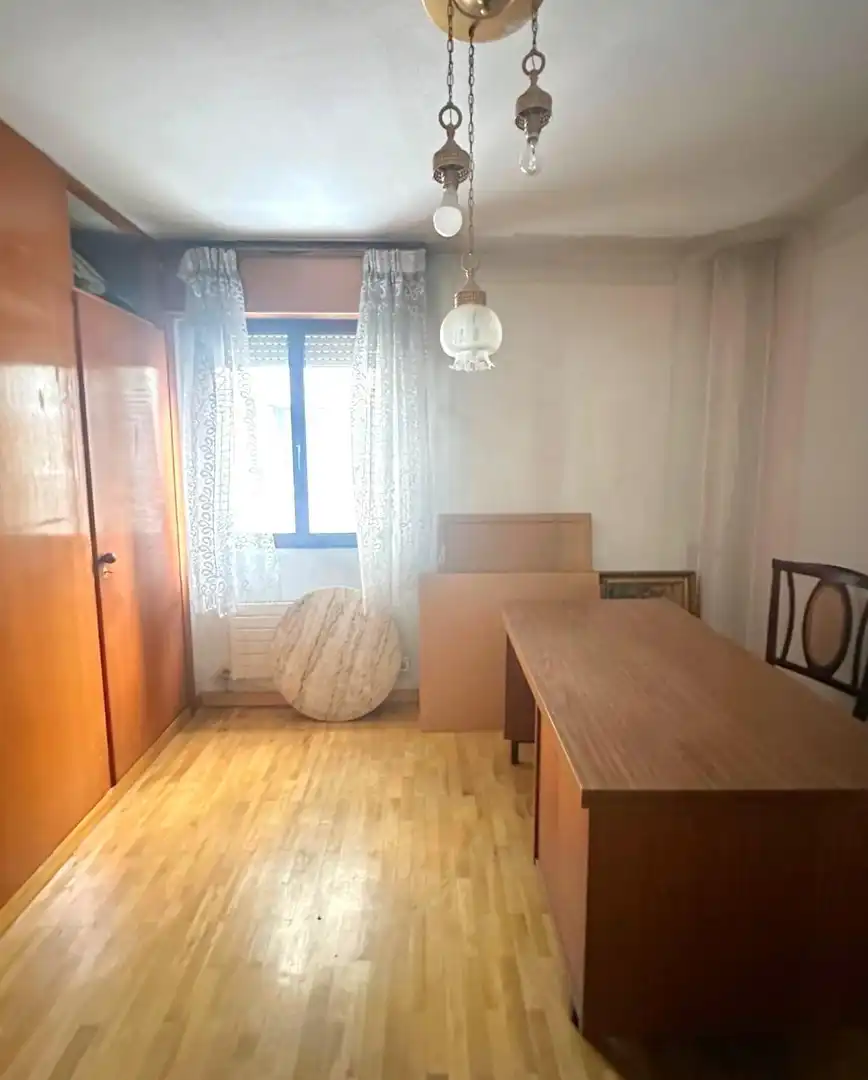 Dormitori de Pis en venda en León Capital  amb Calefacció, Parquet i Terrassa