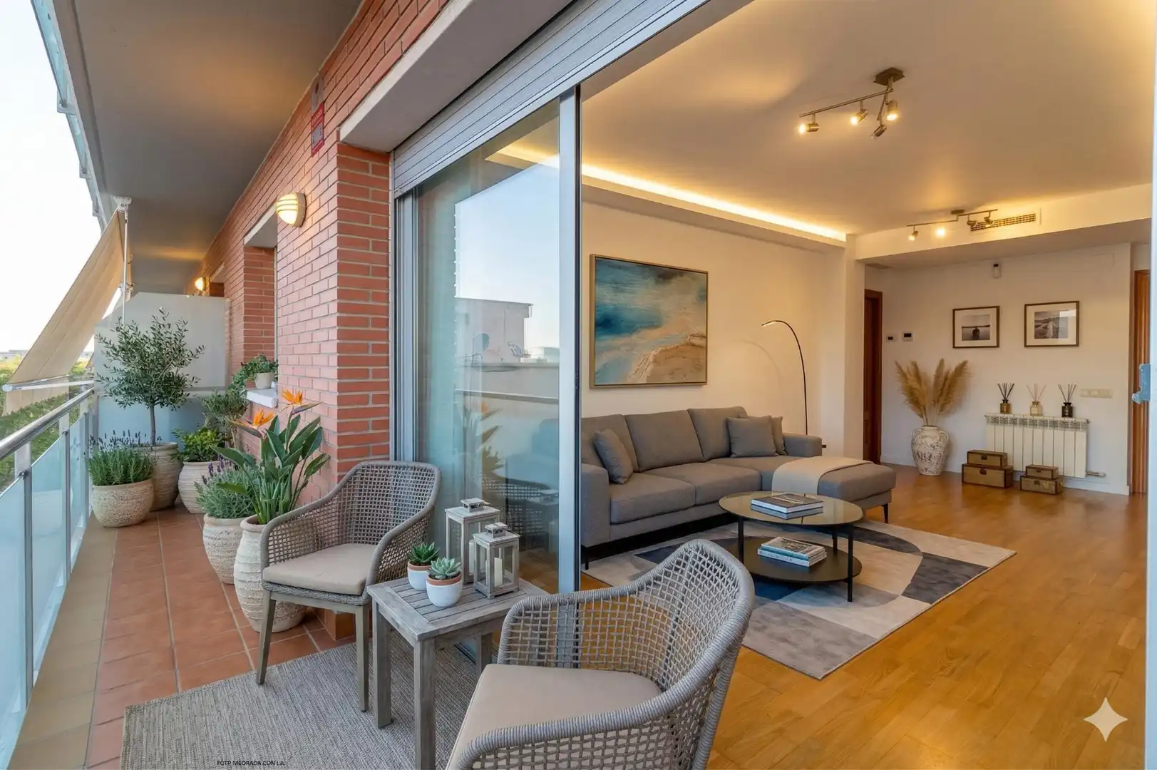 Wohnzimmer von Wohnung zum Verkauf in Castelldefels mit Parkett, Terrasse und Balkon