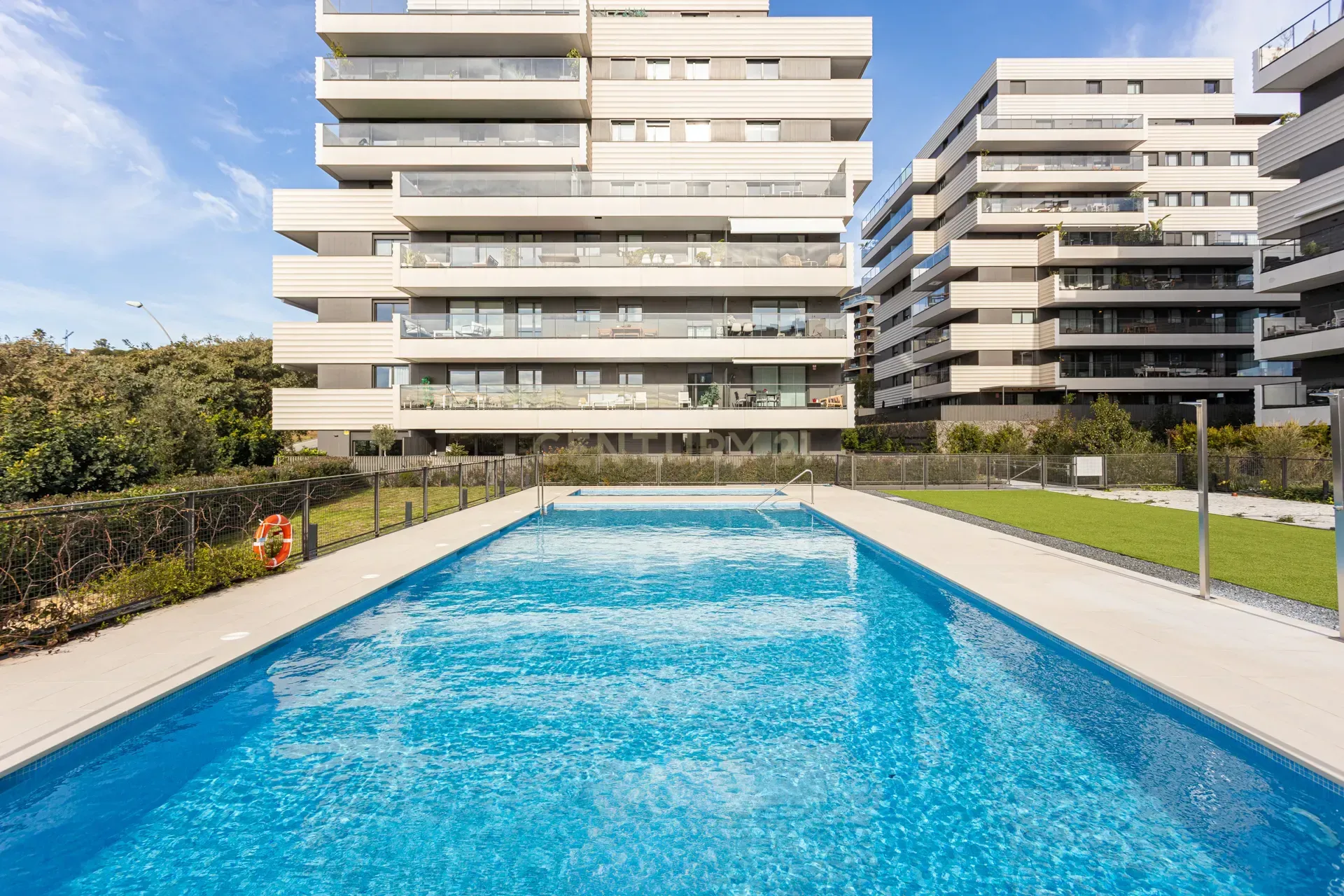 Piscina de Apartamento en venta en Esplugues de Llobregat con Piscina, Lavadora y Microondas