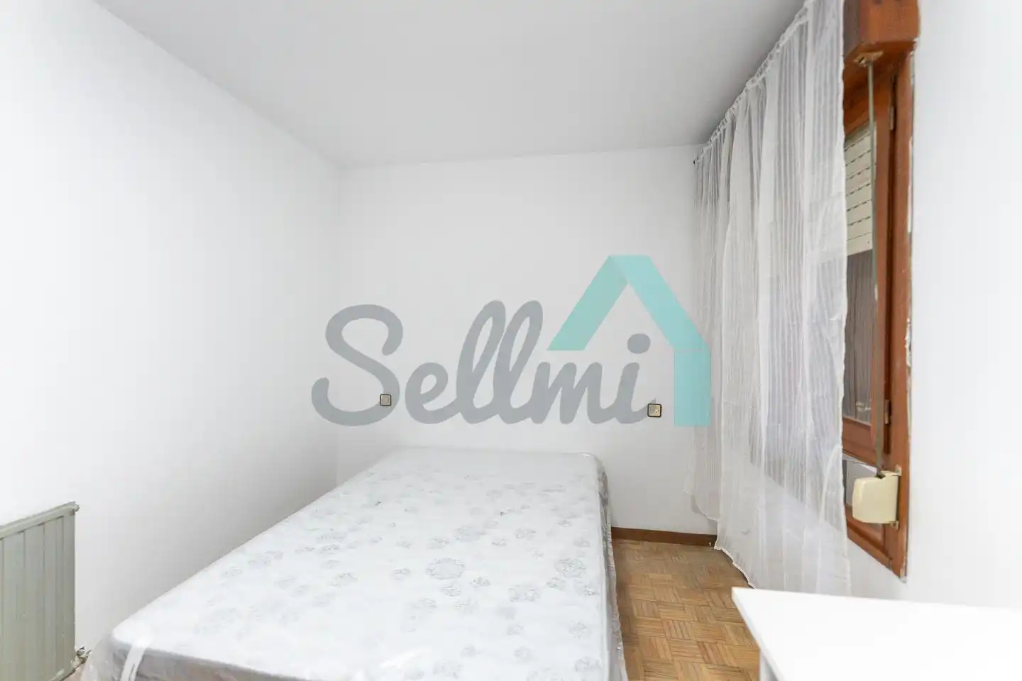 Bedroom of Flat for rent in Oviedo   with Heating, Parquet flooring and Furnished