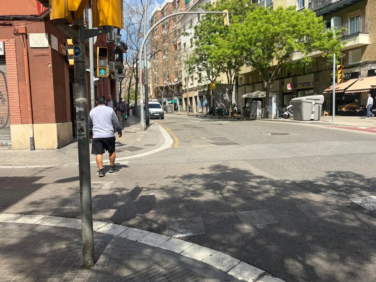 Vista exterior de Local en venda en L'Hospitalet de Llobregat amb Alarma