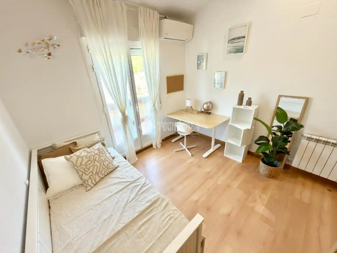 Habitación de Casa adosada en venta en Cabanillas del Campo con Calefacción, Parquet y Trastero