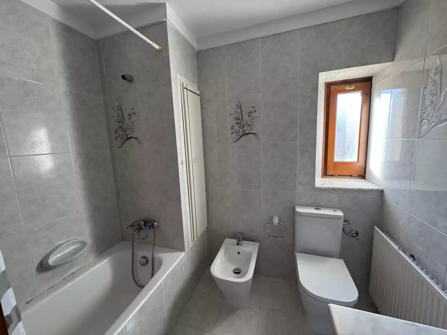 Bany de Casa o xalet en venda en Borrassà amb Parquet, Terrassa i Piscina