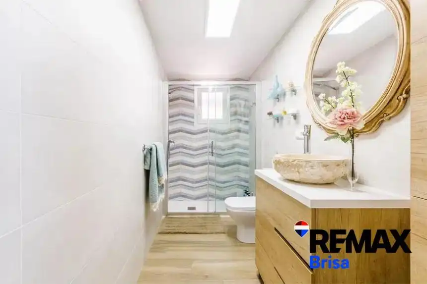 Baño de Casa o chalet de alquiler en Vélez-Málaga con Aire acondicionado, Calefacción y Jardín privado