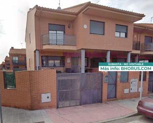 Vista exterior de Casa o xalet en venda en Seseña amb Jardí privat i Piscina