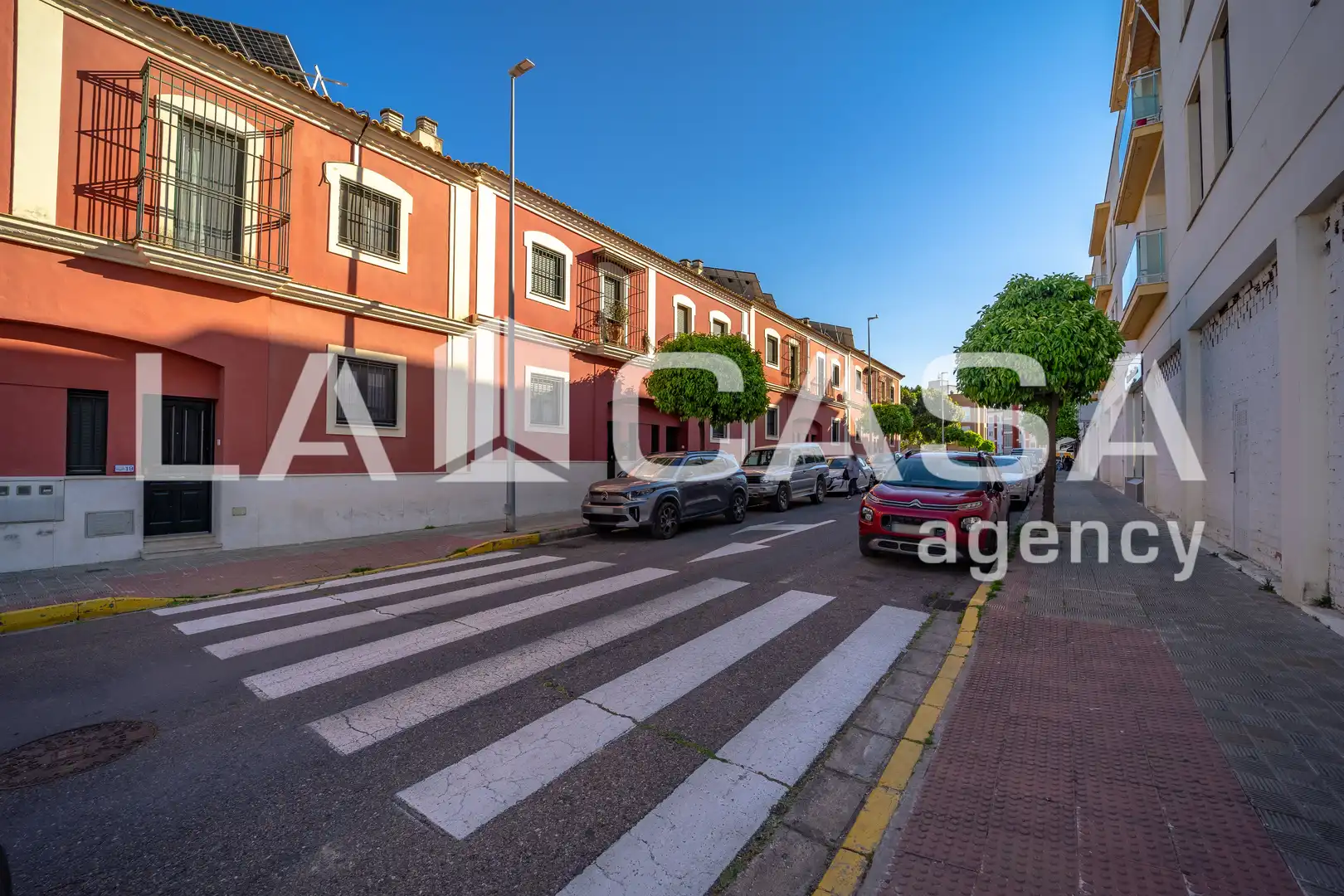 Vista exterior de Casa adosada en venta en Dos Hermanas con Aire acondicionado, Terraza y Trastero