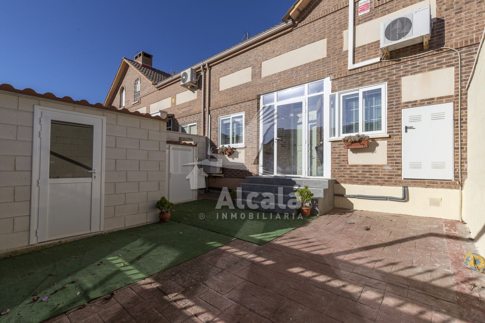 Vista exterior de Casa o chalet en venta en Villanueva de la Torre con Calefacción y Jardín privado