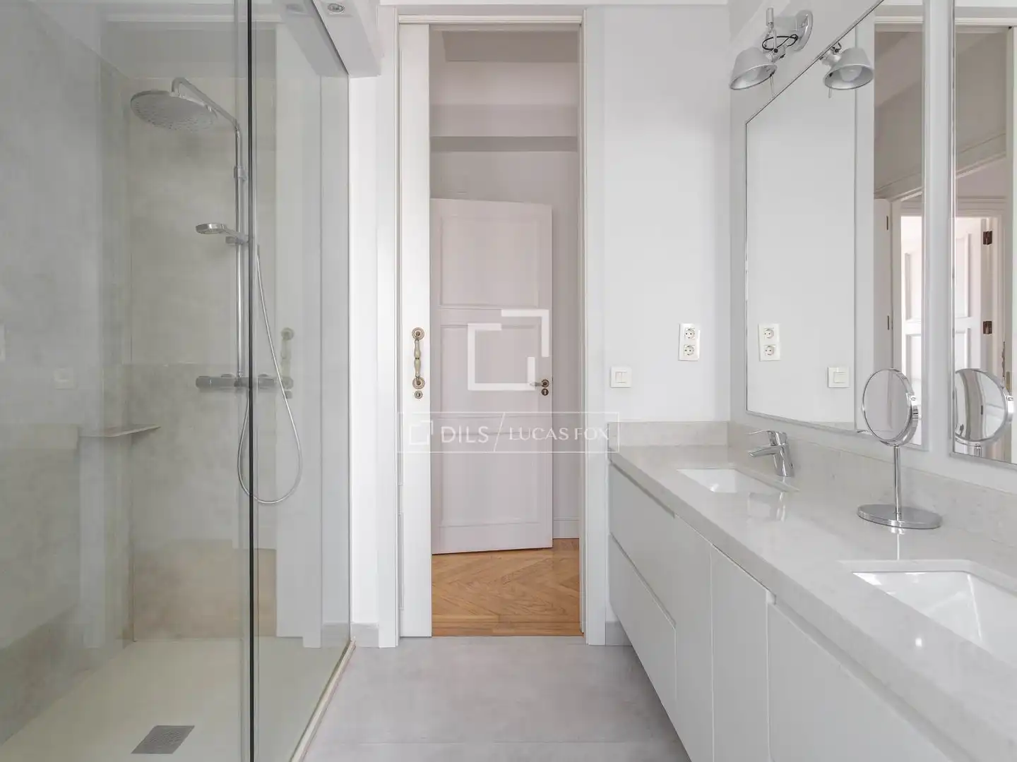 Bathroom of Attic for rent in Madrid  with Air Conditioner, Heating and Parquet flooring