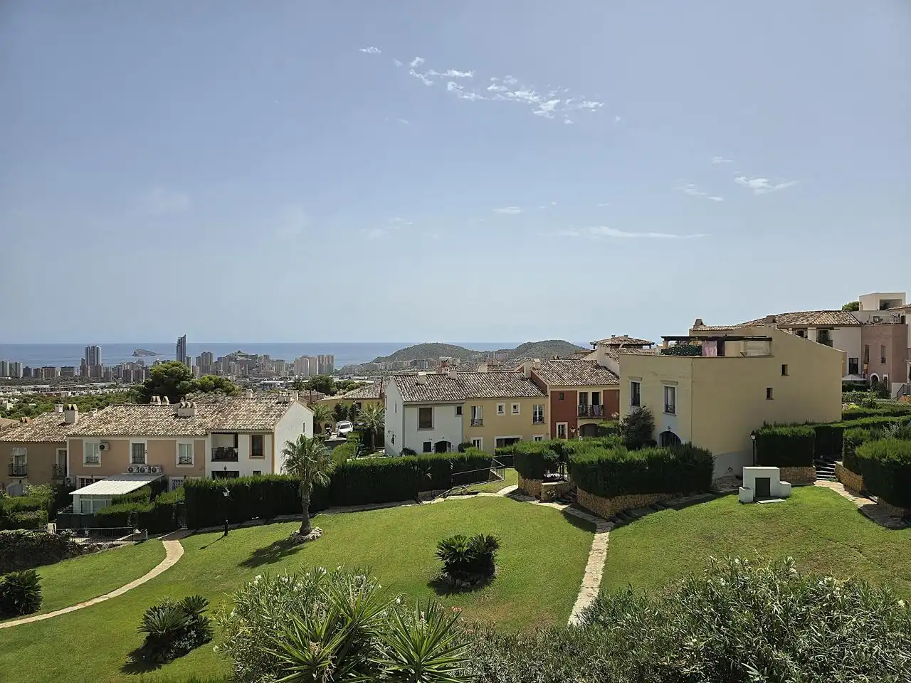 Vista exterior de Casa adosada en venda en Finestrat amb Aire condicionat, Jardí privat i Terrassa