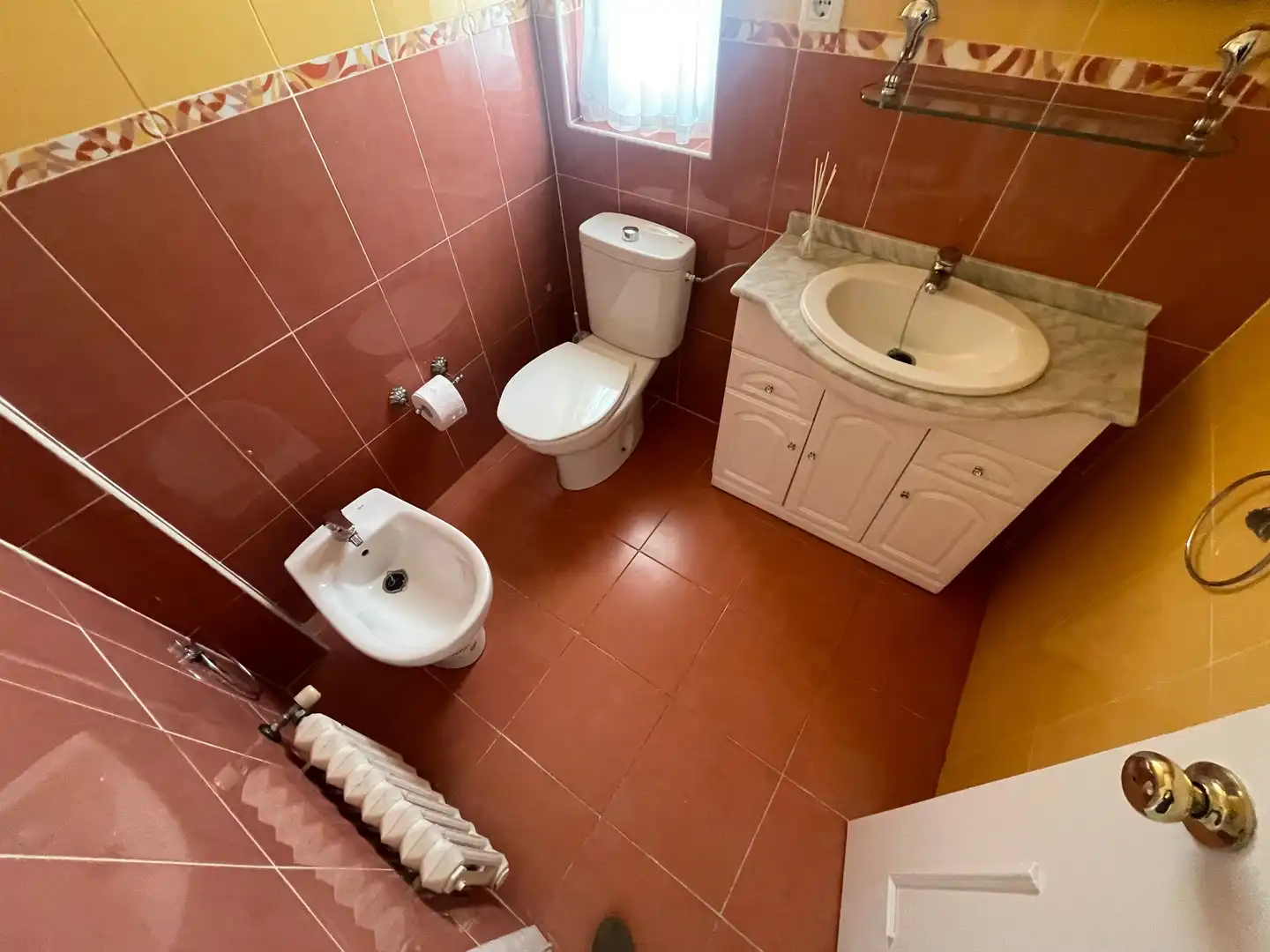 Badezimmer von Wohnung zur Miete in Jaén mit Klimaanlage, Heizung und Parkett