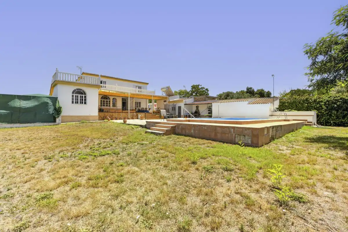 Jardí de Casa o xalet en venda en Carmona amb Aire condicionat, Calefacció i Jardí privat