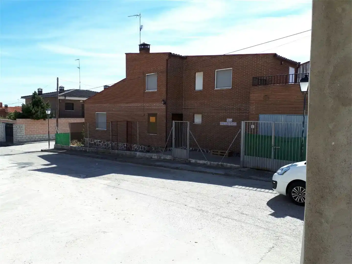 Vista exterior de Casa o xalet en venda en Nuño Gómez amb Jardí privat, Moblat i Forn
